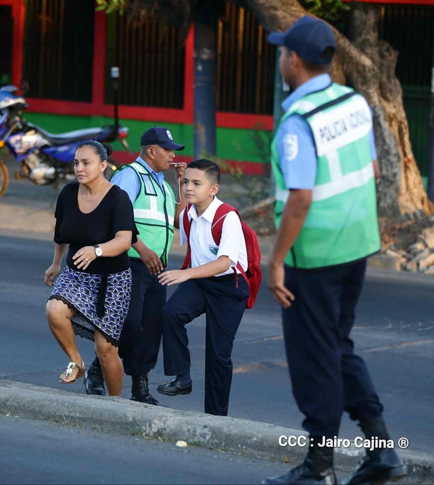 #Nicaragua

Al Servicio de la Comunidad! Nuestros Azules garantizando la seguridad de nuestro pueblo en Plan Escolar 2020👮🏻‍♂️👮🏻‍♀️🇳🇮📚👧🏻🧒🏻

#EnVictoriasEducativas
#NicaraguaPazyVictorias
#PLOMO19  <a href="/vppolicial/">Visión Policial Nicaragua</a> @p_rtinez <a href="/ReDFSLN/">RED FSLN</a> <a href="/Tuiteros_Sand/">Tuiteros Activos Nicaragua</a> <a href="/EdithTatiana13/">Edith Tatiana 👑💋💥💫🌻</a> <a href="/TPU19J/">Tropa Digital Pablo Úbeda🇳🇮</a> <a href="/taniasandinista/">TaniaSandinista</a>