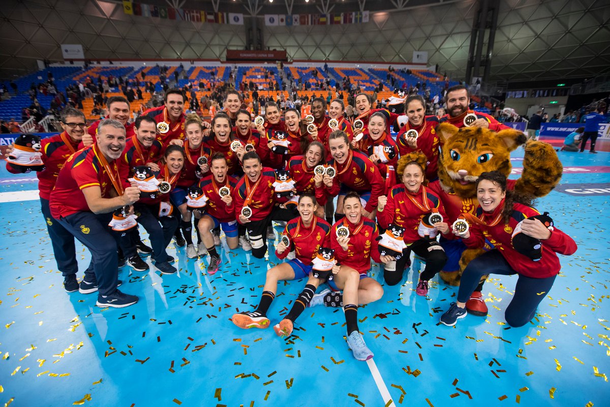 RFEBalonmano's tweet photo. 👕 Queremos celebrar con vosotros la llegada de la Colección 2020 de @JomaSport a la tienda oficial... ¡SORTEANDO UN CHÁNDAL DE PASEO de los #Hispanos y las #Guerreras! 🇪🇸🙌

1⃣ Sigue a @RFEBalonmano
2⃣ RT este post

😉 ¿Fácil verdad? ¡Mucha suerte!

👉 https://t.co/K2s7Dmrn6w https://t.co/N0vDWiZBgr