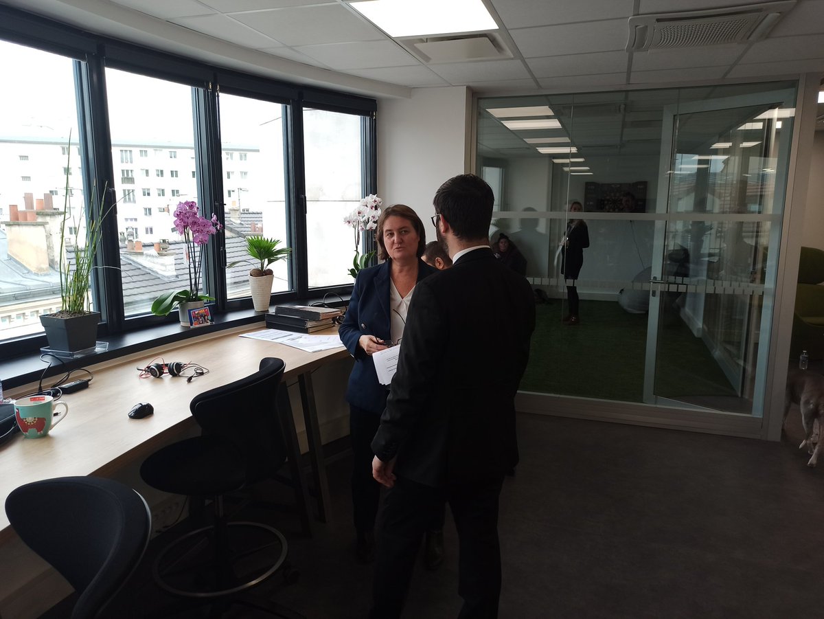 De_Lavalette_B's tweet photo. Visite d'1 délégation @iledefrance pour découvrir nos espaces "flex" &amp; design de la @villedesuresnes et le projet "Incarnons le travail de demain" pr 1 administration + agile, + souple, + efficace, que je porte tant à Suresnes qu'à la Région! Des sources d'inspiration mutuelles! https://t.co/Nh3cD62Clm