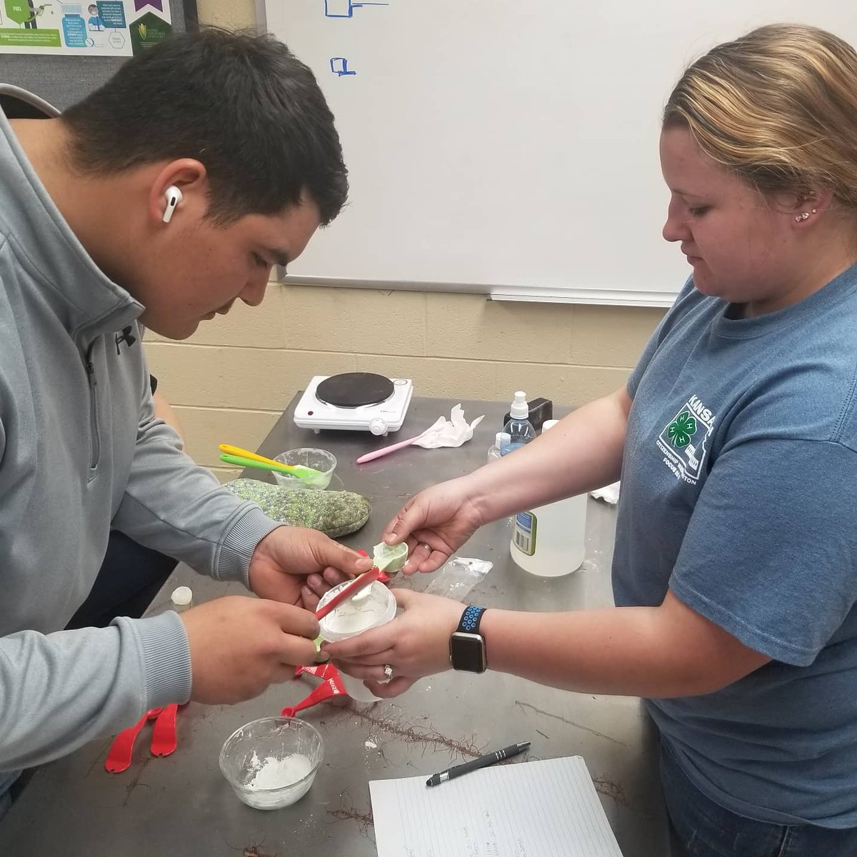 djessup13's tweet photo. Ag Leadership class discussing future of Plastics and effects on agriculture while making Plastic from Corn #KansasCornStem @kscorn #SCHSBeavers https://t.co/4pfuuZCZNA