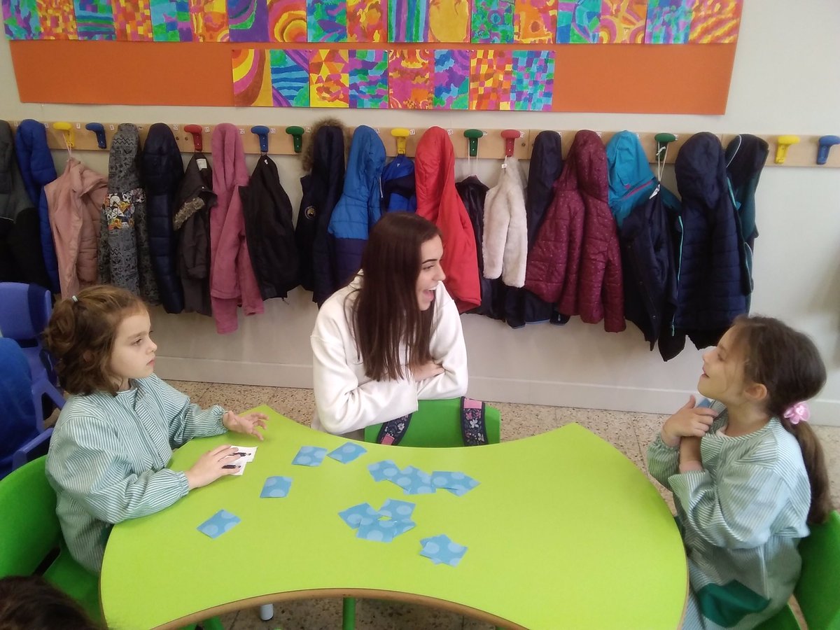 Escola_EMDN's tweet photo. Let’s play with Katy! El grup de #1rprimària ha conegut a la Katy, la que serà la seca #speakingassistant aquest semestre. Amb ella van estar jugant al memory dels oficis. #escolaemdn #educarperemocionar #alumnesfeliços #escolapetitagransomriure. https://t.co/zwKMgXTLXq