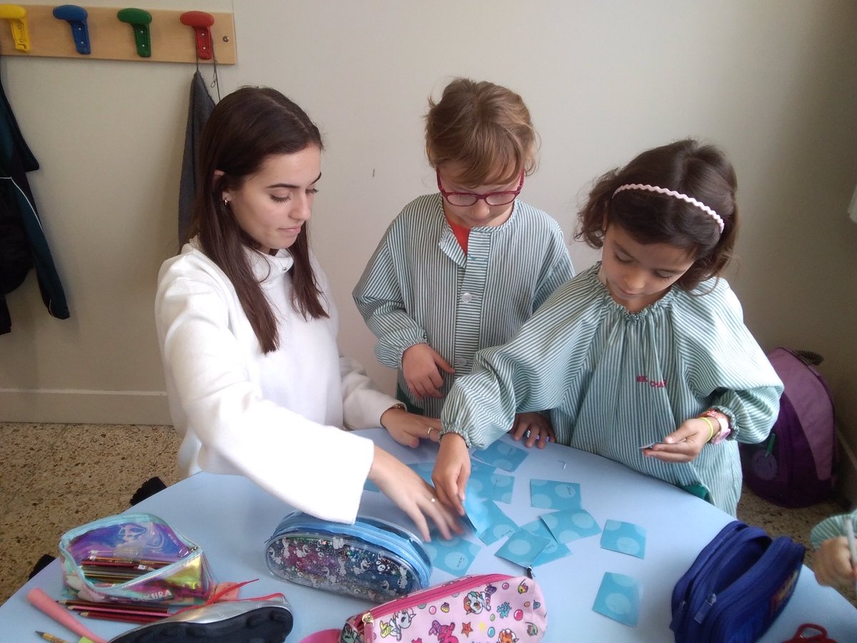 Escola_EMDN's tweet photo. Let’s play with Katy! El grup de #1rprimària ha conegut a la Katy, la que serà la seca #speakingassistant aquest semestre. Amb ella van estar jugant al memory dels oficis. #escolaemdn #educarperemocionar #alumnesfeliços #escolapetitagransomriure. https://t.co/zwKMgXTLXq