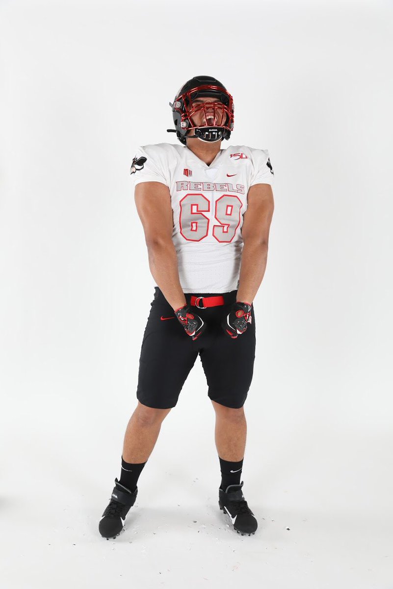 marcus__evan's tweet photo. All My Chips Are In🎰!! 100% COMMITTED To UNLV🔴⚫️🤠
#BEaREBEL #UNLVfb https://t.co/f9o86Y7TVm