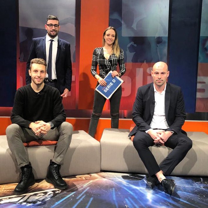 tvdellosport's tweet photo. 🔜| Adesso a #TuttoSerieD! 🔥⚽️ Ospiti nel salotto di Chiara e Orazio: Luca #Tiozzo, ex allenatore #Adriese, Marco #Capone, difensore #MilanoCity. Da Roma, l’attaccante della #Nocerina Lorenzo #Liurni
@CAleati
@OAccomando81
@LegaDilettanti
@MilanoCityFC
@ASDNocerina1910 https://t.co/siHULVwbjr