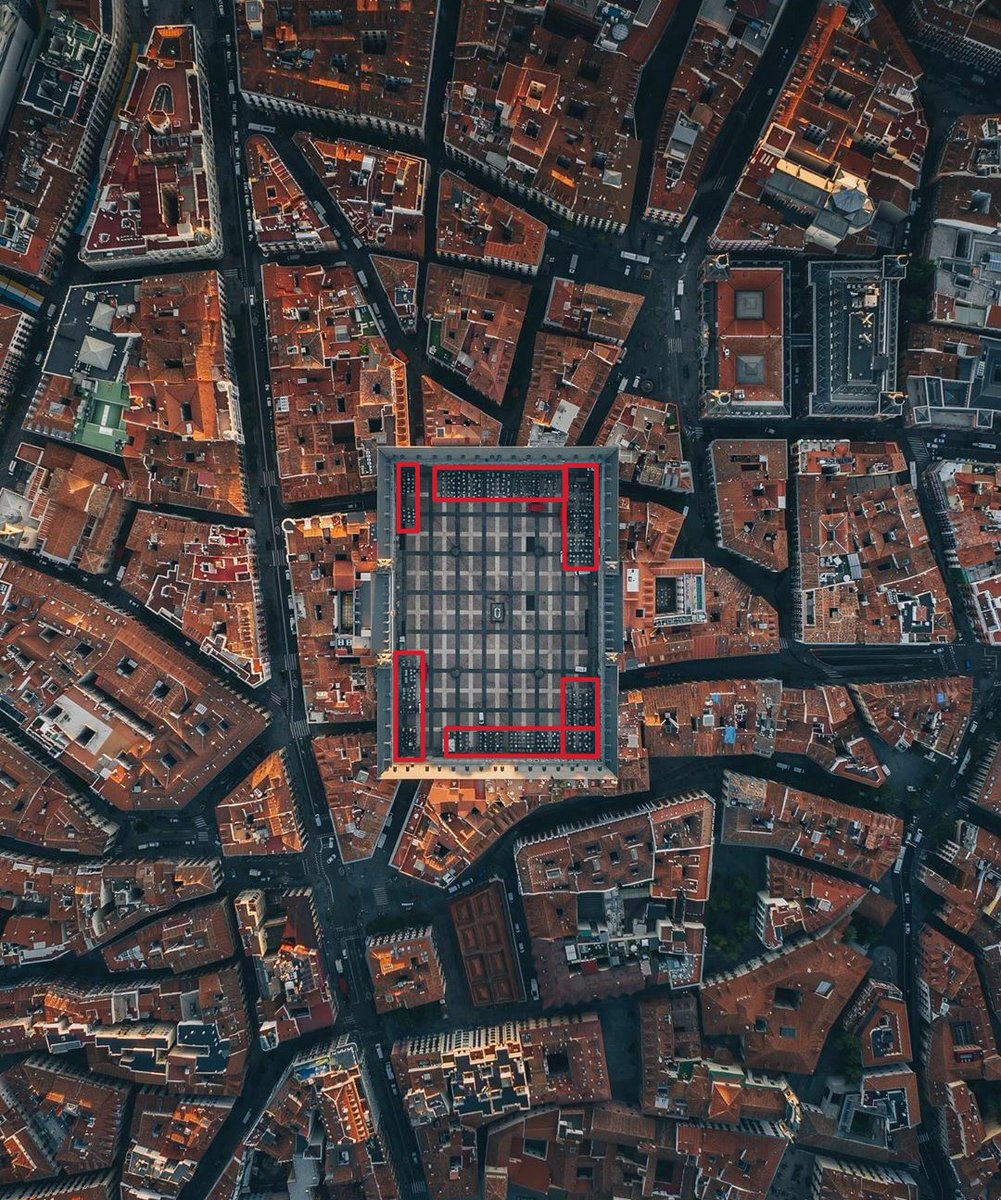 A___Moreno's tweet photo. Imagen aérea de la Plaza Mayor muy reveladora: 

-1/3 ocupado por terrazas con precios para turistas

-Sin bancos

-Sin zonas verdes

-Sin nada que de sombra

Casualidad?
No, responde a un modelo de ciudad pensada para turistas y que va contra la socialización del espacio público https://t.co/TMt30lri7i