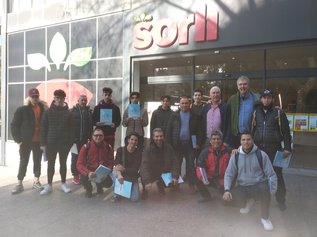 RubiForma's tweet photo. Els alumnes de CP de Muntatge i manteniment d'instal·lacions frigorífiques de #RubiForma han anat fins a les instal·lacions de @Sorli_Discau per aprofundir en els coneixements del muntatge de grans instal·lacions frigorífiques. #rubicity https://t.co/3NVragXHcS