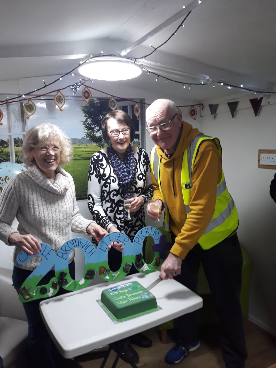 LoveSolihull's tweet photo. Marvellous #MondayMotivation from the #CastleBromwich Litter Pickers. Today they are celebrating collecting their 2000th bag of #Litter in just over 2 years. Massive thank you from #LoveSolihull team 4 #RaisingAwareness #Education #Environmentalissues #BinItDontDropIt 👏👏👏👏 https://t.co/YcWsFIQD79