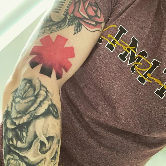 MattRTheSinger's tweet photo. New ink to show my love for the funky monks 😃 https://t.co/38LIFjF9Xg https://t.co/4ChaC2SVDx