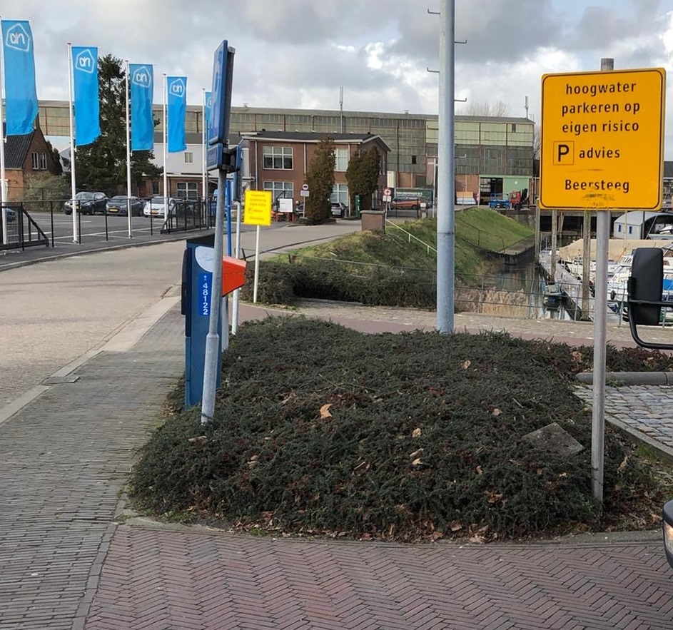 #Hoogwater op komst in de #Waal. De parkeerplaatsen Havendijk en Bunkerschip lopen vrijdag onder. Houd hier rekening mee en parkeer tijdig elders.