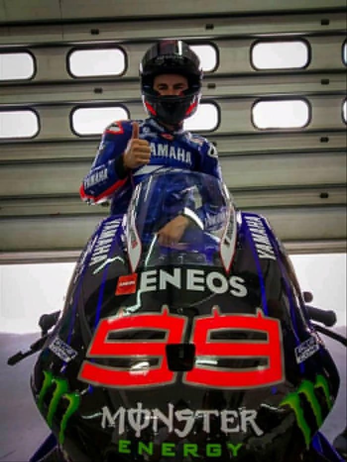 lorenzofanclub's tweet photo. First picture of Jorge on his Yamaha 💙✊🏼✊🏼✊🏼!!! Seguro que pronto será una campeona como @lorenzo99 !!!#yamaha # #yamahamotogp #monster #sharkHelmets ##alpinestars #motogp #testrider #test #sepang https://t.co/x8yFtP2eKf