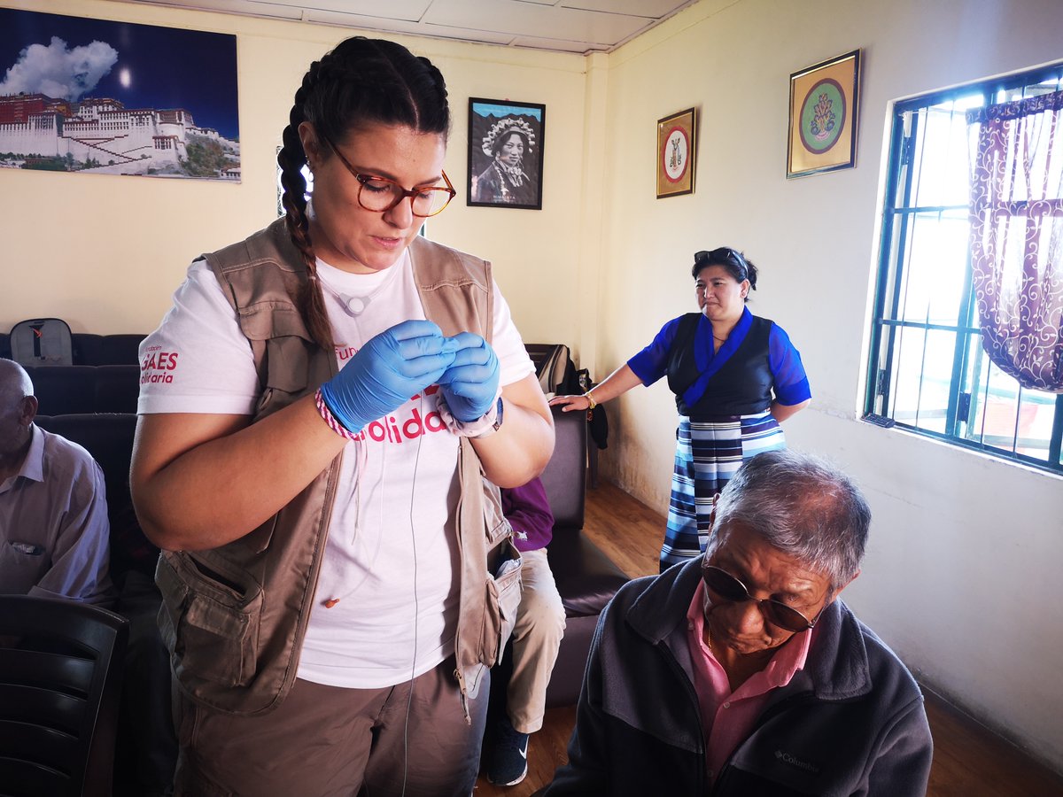 Gaes's tweet photo. "Fuimos con la ilusión de realizar algo grande, a cambiarles la vida, y al final fue recíproco. Nos enseñaron que con pequeñas cosas podemos tenerlo todo y ser los más felices". Giovanna Grande, voluntaria en Dharamsala (India). Testimonio: https://t.co/bKT1Qoj3BX #GAESSolidaria https://t.co/Z25Sy28hYo