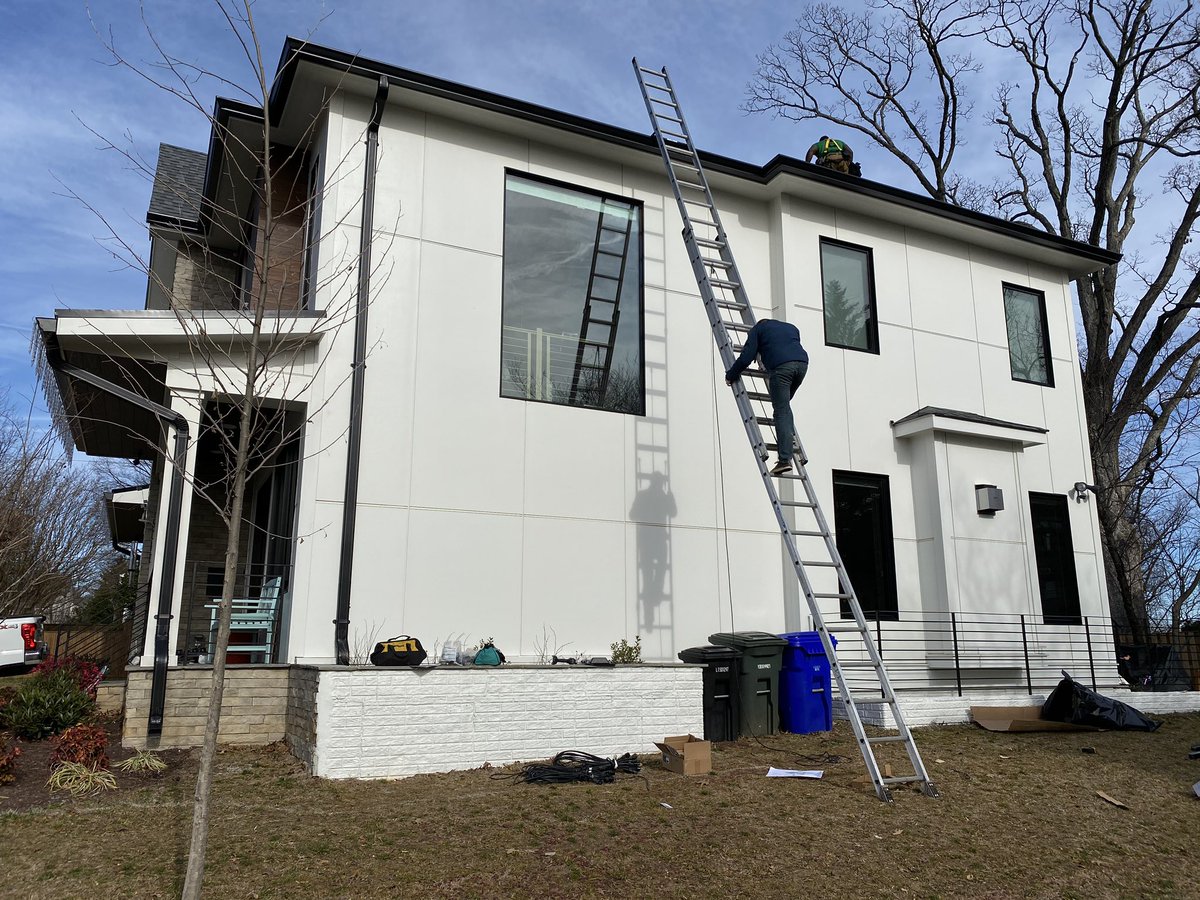 cdjewell's tweet photo. So this is happening in @ArlingtonVA #solarpower #solarpanels @SunPower @EDGEenergy https://t.co/08Ka4T44oX