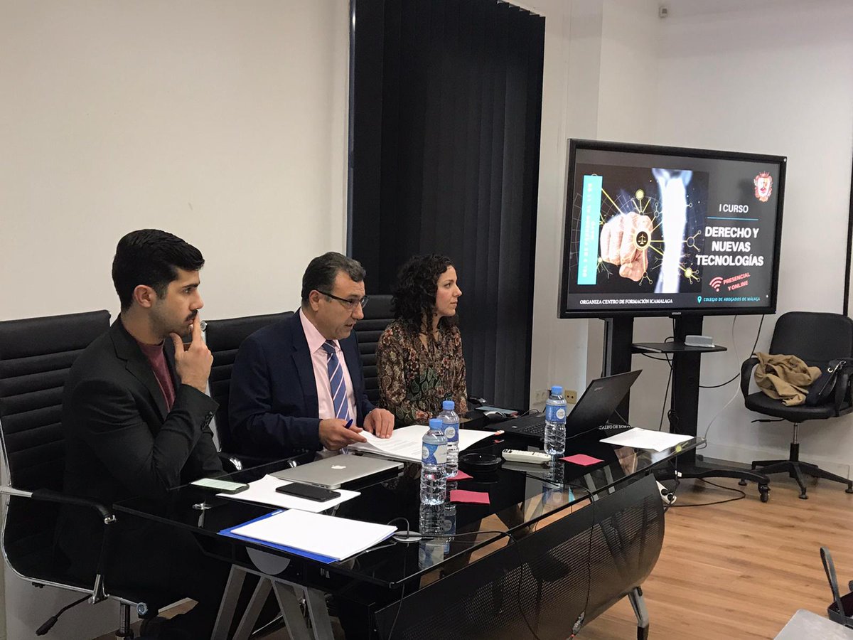 AbogaciaMalaga's tweet photo. #IcamlgFormación Presentación y primera sesión del Curso de #DerechoyTecnología coordinado por @pviedmac_ y Rocío Roque. José Manuel Conejo, diputado de Formación da la bienvenida a los asistentes, en modalidad presencial y online https://t.co/kJKhm3x54e