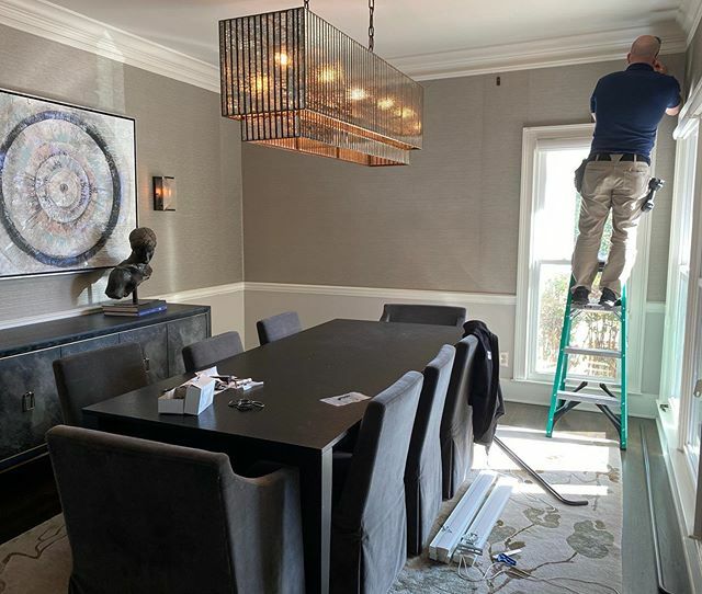 AliciaOsenenko's tweet photo. Installing this sophisticated dining room today! 🤗 Rob is adding beautiful shades and drapes 💪. Stay tuned for finished picks. #diningroom #decor #interiorstyling #customwindowtreatments #shades #interiors https://t.co/RXiPMA2fVN https://t.co/5v8N0m473t