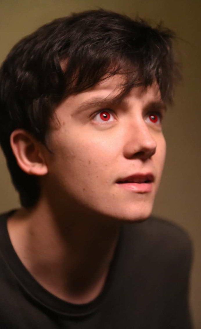 "I am Mordred and some call me Mordy. I'm a physically 25 year old Warlock from the 6th Century. I'm almost 1500 years old. I'm also a Vampire. My father <a href="/BattyInTheSun/">🦇🧛 Steven 🧛🦇 (Parody)</a> is brilliant"

• Mordred RP
• Bi
• Can be Sexual
• Can be Dark
• FC - Asa Butterfield

• RT+Follow 😏😏