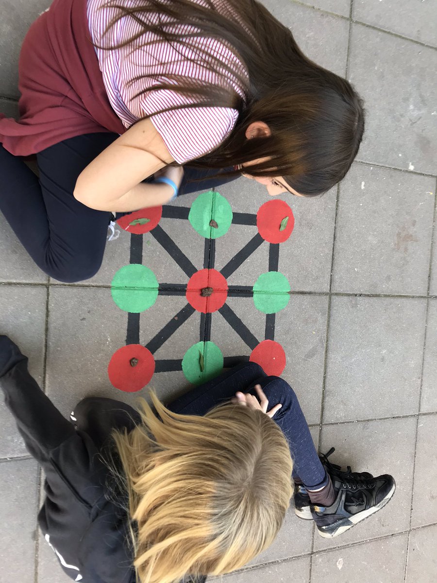 arossemo's tweet photo. Els alumnes del #batxillerat #artistic de #JEStGervasi han dissenyat aquests tres en ratlla i l’han pintat al pati de l’escola per seguir generant espais educatius durant les estones de lleure! Gràcies!! #MENOF https://t.co/MANDPY0Eud