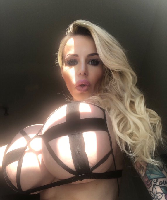 Many more hott photos coming in this sexy top. Right now just enjoy a few. https://t.co/h08LOZxZKA<a href="/tag/daniellederekisback"class="tags"><span>#daniellederekisback</span></a>