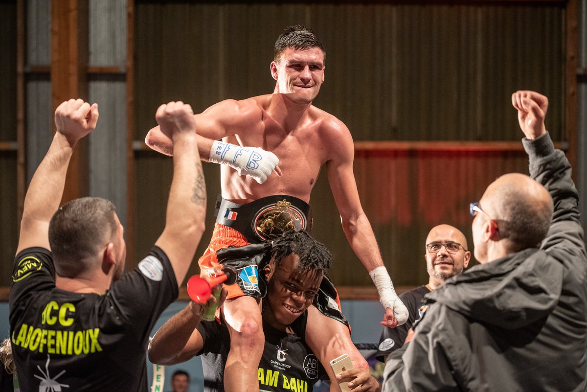 Chateauroux36's tweet photo. Samedi, le sociétaire du Boxing club castelroussin Labo Fenioux, #ThomasFaure, a réalisé l’exploit de conquérir la ceinture de #ChampionDeFrance professionnel des mi-lourds. Une ceinture obtenue une semaine après le sacre de la saint-mauroise Victoire Piteau chez les féminines. https://t.co/SSQ4LJpzho