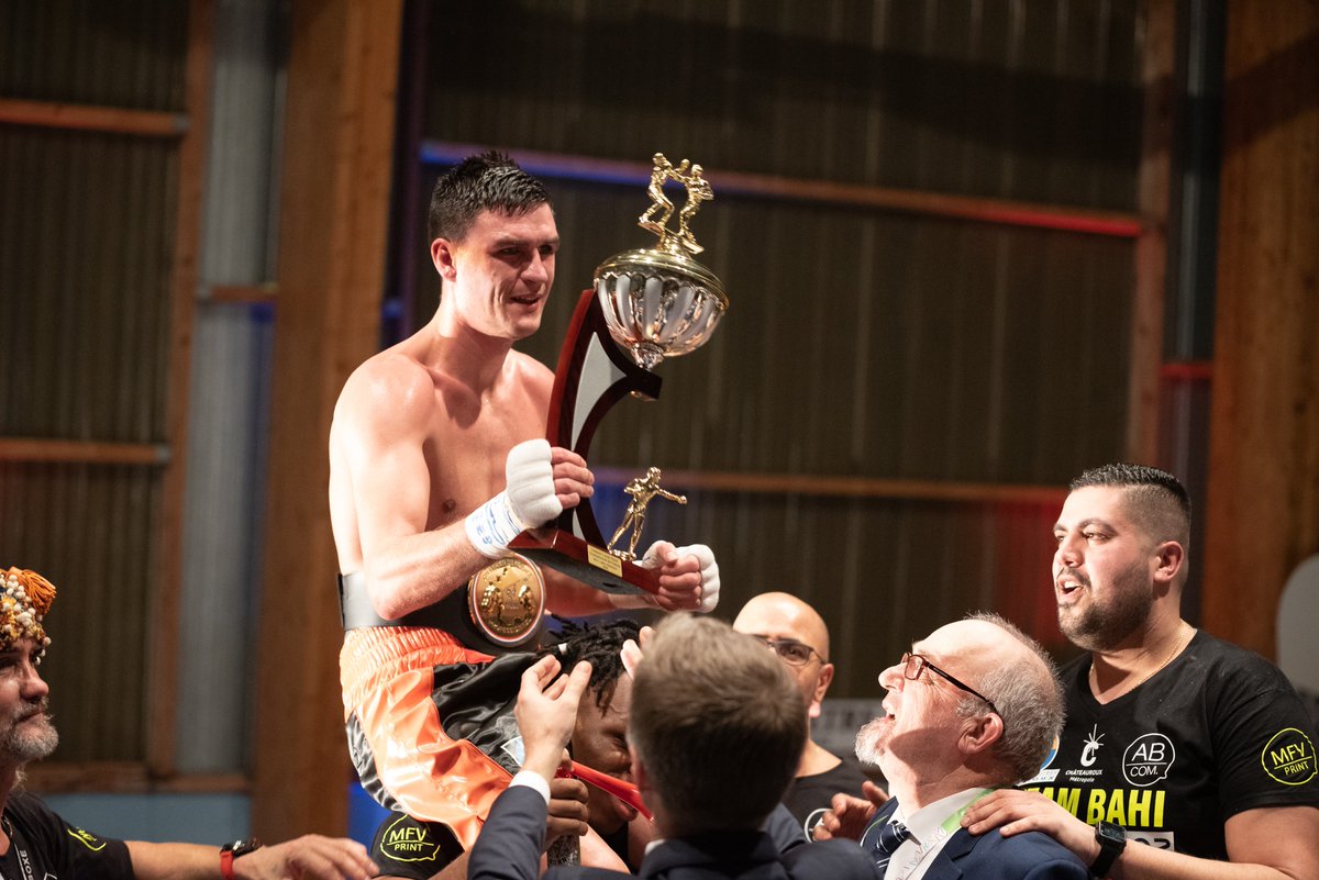 Chateauroux36's tweet photo. Samedi, le sociétaire du Boxing club castelroussin Labo Fenioux, #ThomasFaure, a réalisé l’exploit de conquérir la ceinture de #ChampionDeFrance professionnel des mi-lourds. Une ceinture obtenue une semaine après le sacre de la saint-mauroise Victoire Piteau chez les féminines. https://t.co/SSQ4LJpzho