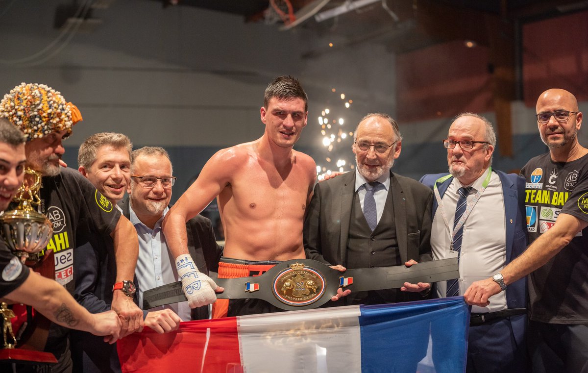 Chateauroux36's tweet photo. Samedi, le sociétaire du Boxing club castelroussin Labo Fenioux, #ThomasFaure, a réalisé l’exploit de conquérir la ceinture de #ChampionDeFrance professionnel des mi-lourds. Une ceinture obtenue une semaine après le sacre de la saint-mauroise Victoire Piteau chez les féminines. https://t.co/SSQ4LJpzho