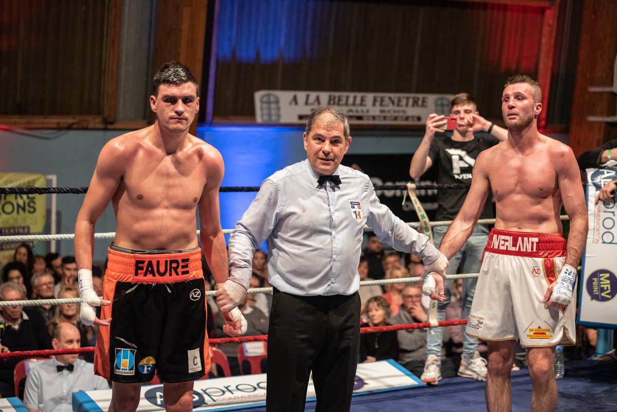 Chateauroux36's tweet photo. Samedi, le sociétaire du Boxing club castelroussin Labo Fenioux, #ThomasFaure, a réalisé l’exploit de conquérir la ceinture de #ChampionDeFrance professionnel des mi-lourds. Une ceinture obtenue une semaine après le sacre de la saint-mauroise Victoire Piteau chez les féminines. https://t.co/SSQ4LJpzho