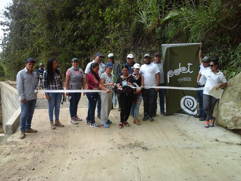 alaixjoseluis's tweet photo. Entrega obras municipio Dovio-Valle, veredas Lituania, La Peña y Tolda Fria, construcción obras de arte, muros y mejoramiento vias con el fortalecimineto social y comunitario. Alto Patia Norte Cauca ART @EmilioJArchila @RenovacionCo @PosconflictoCO @AvelinoMartiART https://t.co/0Brg8Se3Gz