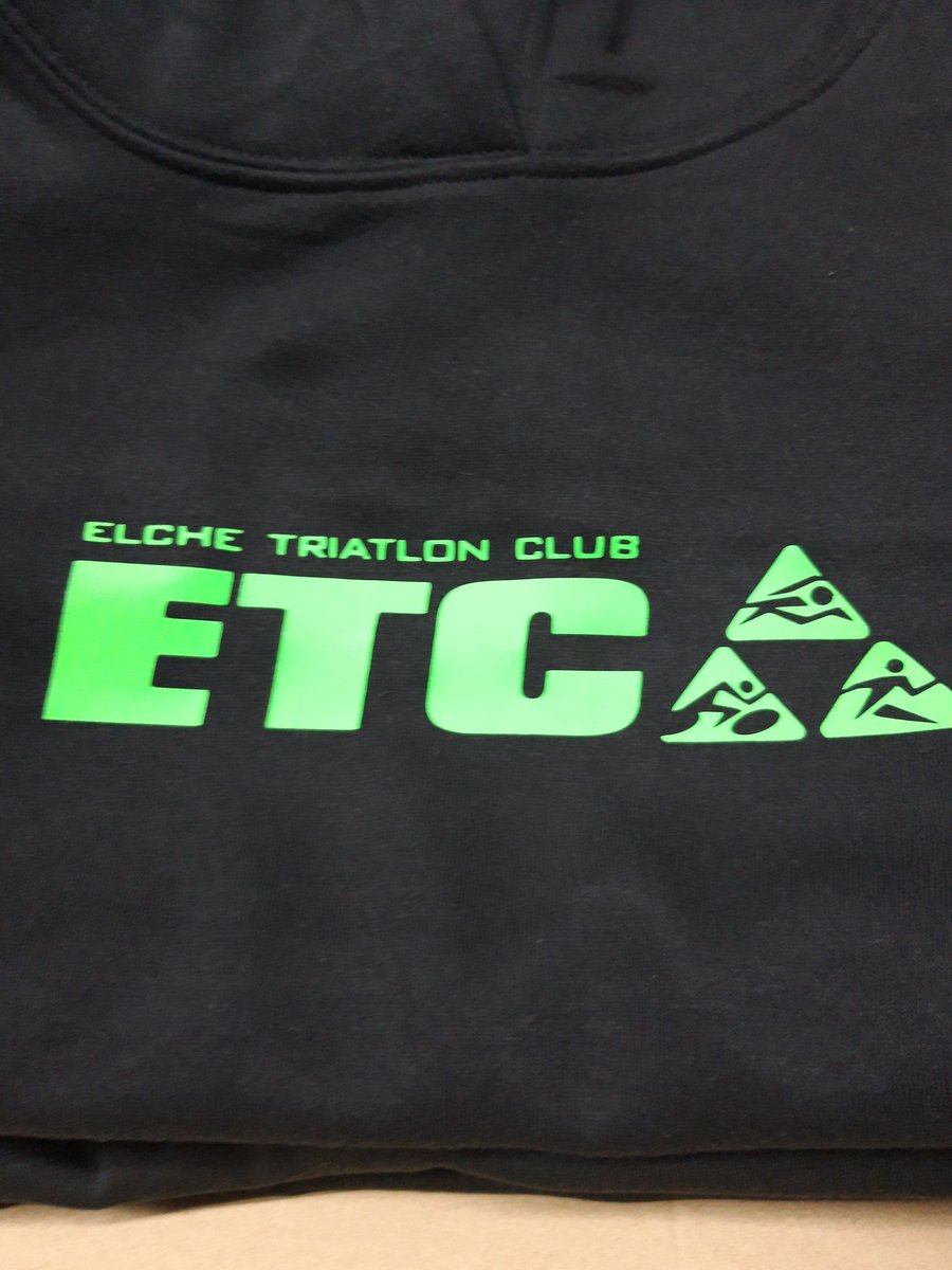 HelikePrint's tweet photo. Lxs chicxs del Elche #Triatlón Club ya tienen listas sus sudaderas. Que es muy importante abrigarse después del ejercicio, que luego vienen las lesiones... #sudadera https://t.co/unOKVVUHOU
