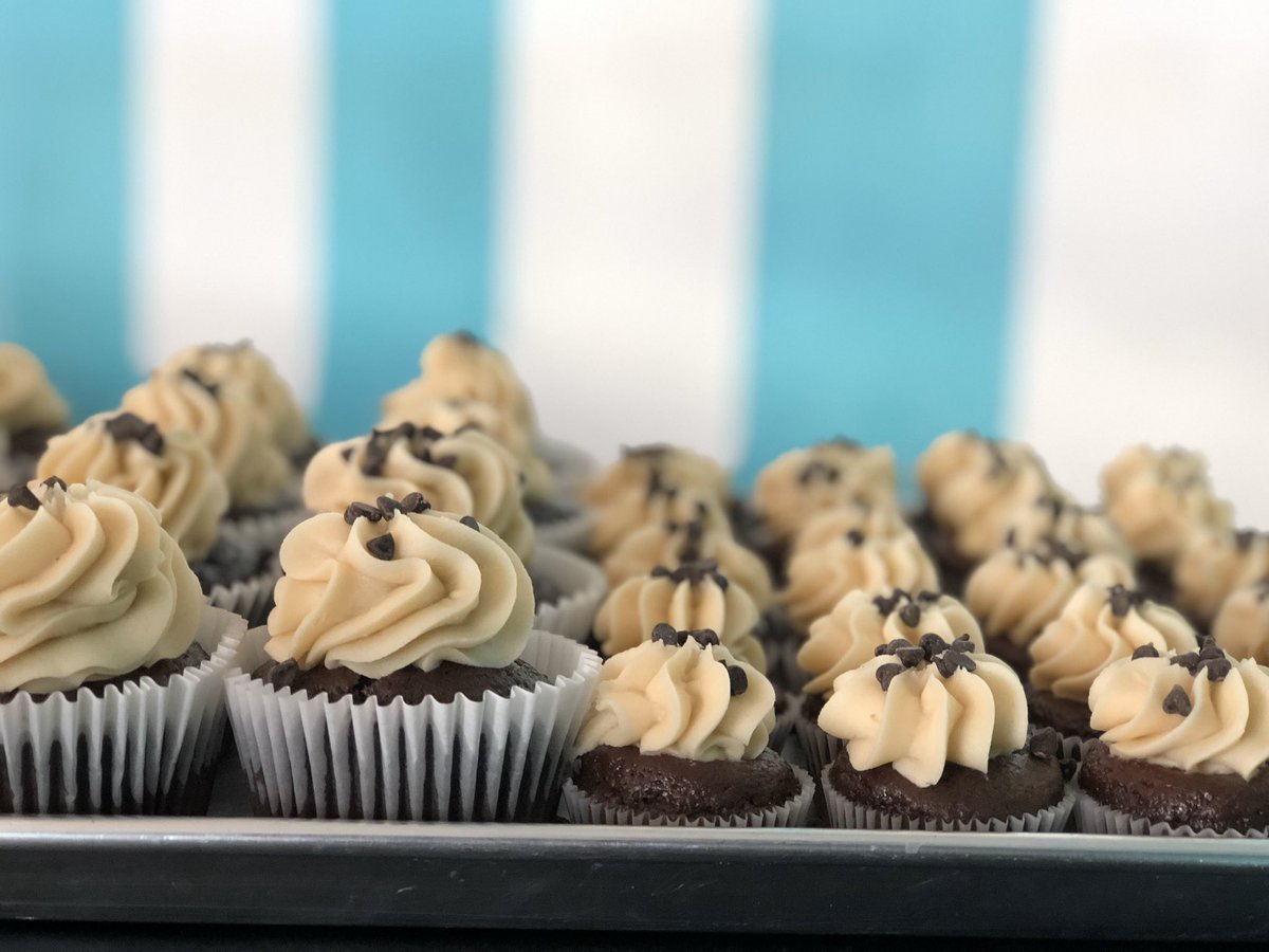ButterSwtCakes's tweet photo. Chocolate chip cookie dough is here today and we are so excited !! A chocolate cake with cookie dough filling and frosting topped with scrumptious chocolate chips. Come spend some time with us today. ✨😋🧁💫🍫 https://t.co/pFaMVcVtfm