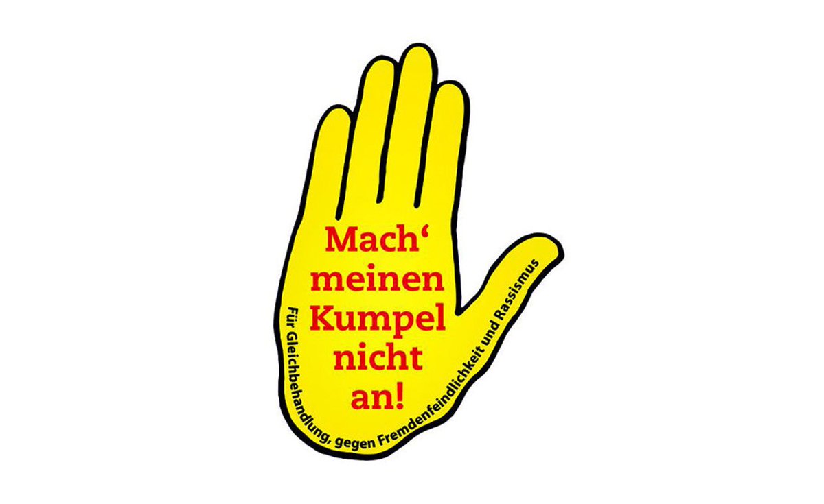 AnnaBernstorf's tweet photo. Ich hatte ihn früher auf jedem Schulbuch und Rucksack kleben. Klare Haltung, klares Statement, klares Handeln gegen #Rassismus. ✋ Heute als Fördermitglied auch als pin in meinem Bestand✌Und ihr so? #GelbeHand #Gewerkschaft #MachmeinenKumpelnichtan  https://t.co/o8Hc1muZnC https://t.co/YCNIC6lHXE