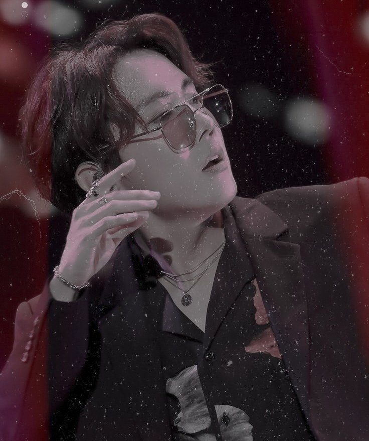 qq7suin's tweet photo. #jhope watching this sunset with you, hey, dance with me dance with me

#armyselcaday #arsd @bts_twt https://t.co/kkWNNS0JKE
