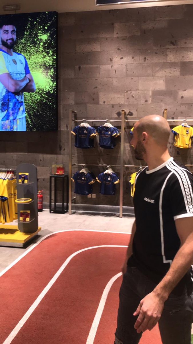 AlNassrFcStore's tweet photo. #يحدث_الان 
الكابتن #نور_الدين_امرابط في زيارة #متجر_النصر ويلتقي بالمتواجدين في المتجر من جمهور #العالمي 💛💙 https://t.co/NeOhYRR1Tt