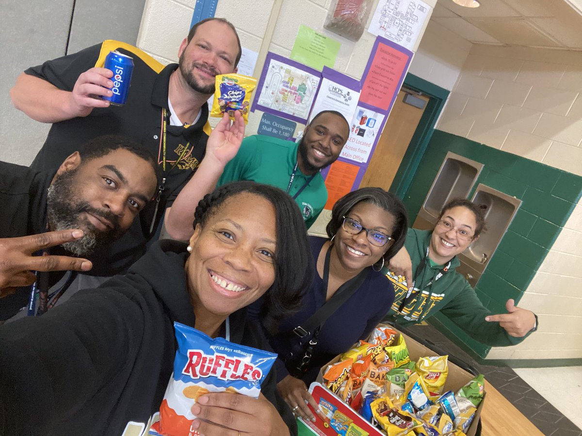 DeiaChamp's tweet photo. Happy Monday @WilderMiddle. Sweet treats and and drink for the team! #OneSchoolOneFamilyOneCommunity https://t.co/TySNuK78pB