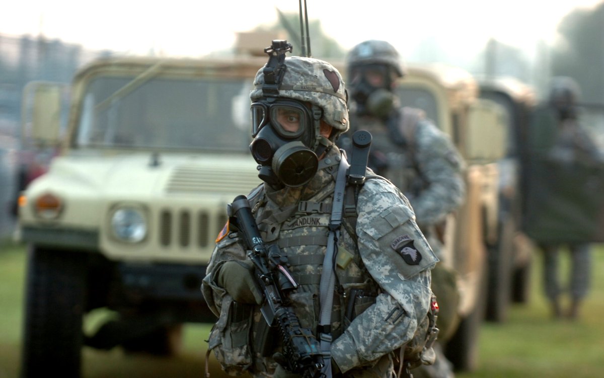 アメリカ陸軍の第101空挺師団所属の兵隊さん、ヘルメット側面に黒の