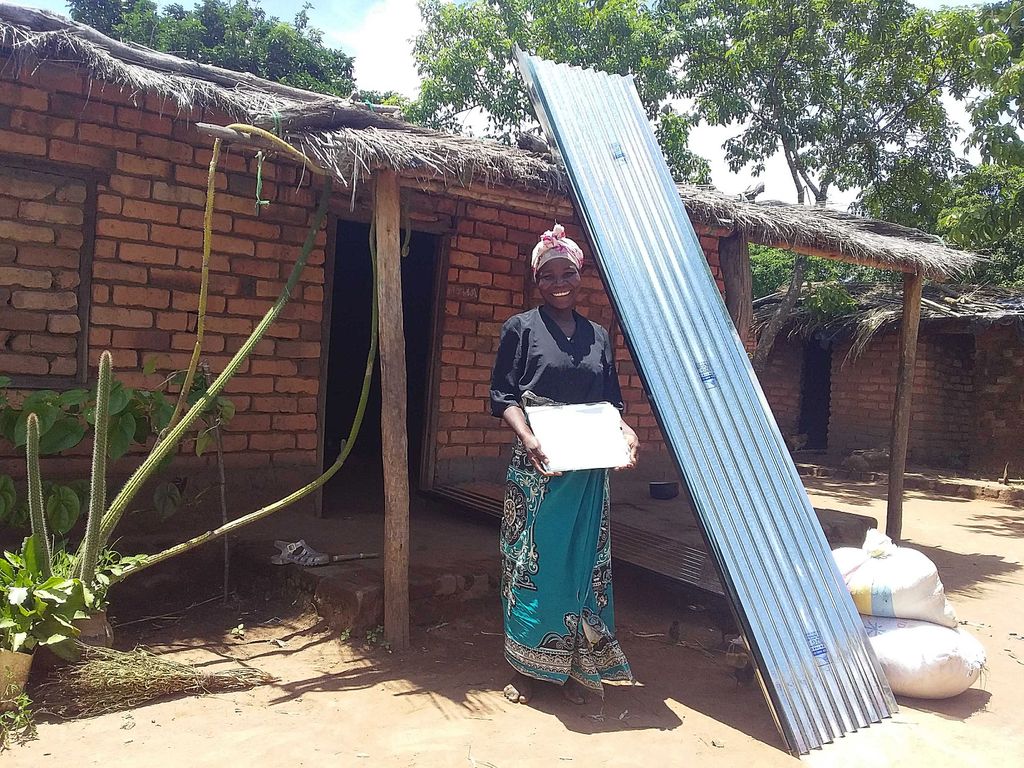 GiveDirectly's tweet photo. Rhoda is responsible for her eldest child’s school fees (a total of $11) which she has struggled to afford. In January, she received her first transfer and used the money to pay the school fees and to buy 25 iron sheets ($115.70) and 6 windows ($3.62). #RecipientStories #Malawi https://t.co/rc8g5yFklY
