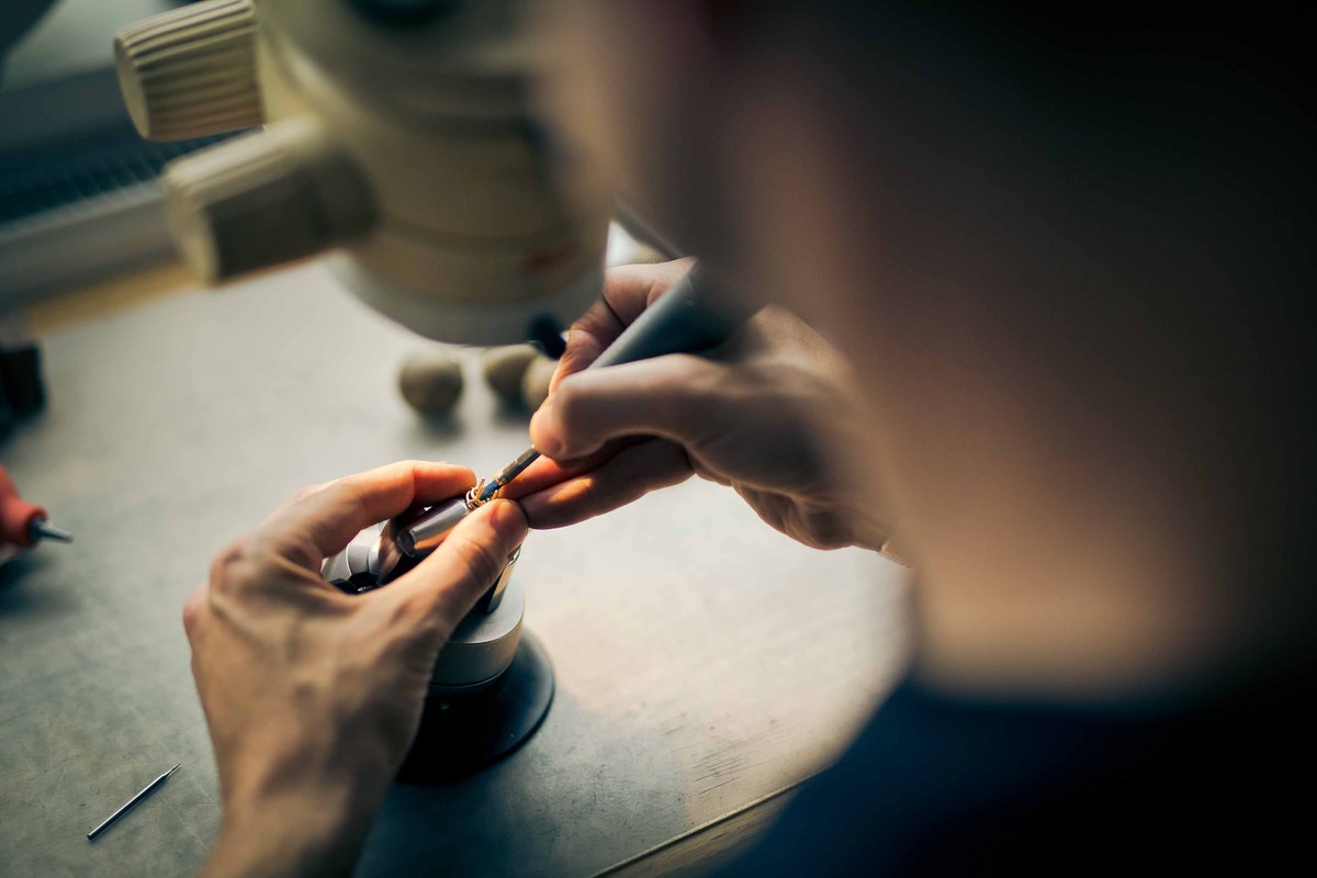 GoldsmithsCo's tweet photo. Interested in applying for Goldsmiths' Fair 2020? Applications are now open and will close midday Thursday 27 February. Apply here: https://t.co/2wNqWdxtdC #GoldsmithsFair #gemstones #Jewellery #Goldsmiths #Jewellers #Silversmiths #Silver #Gold #ContemporarySilver https://t.co/yLI6TcVcfy