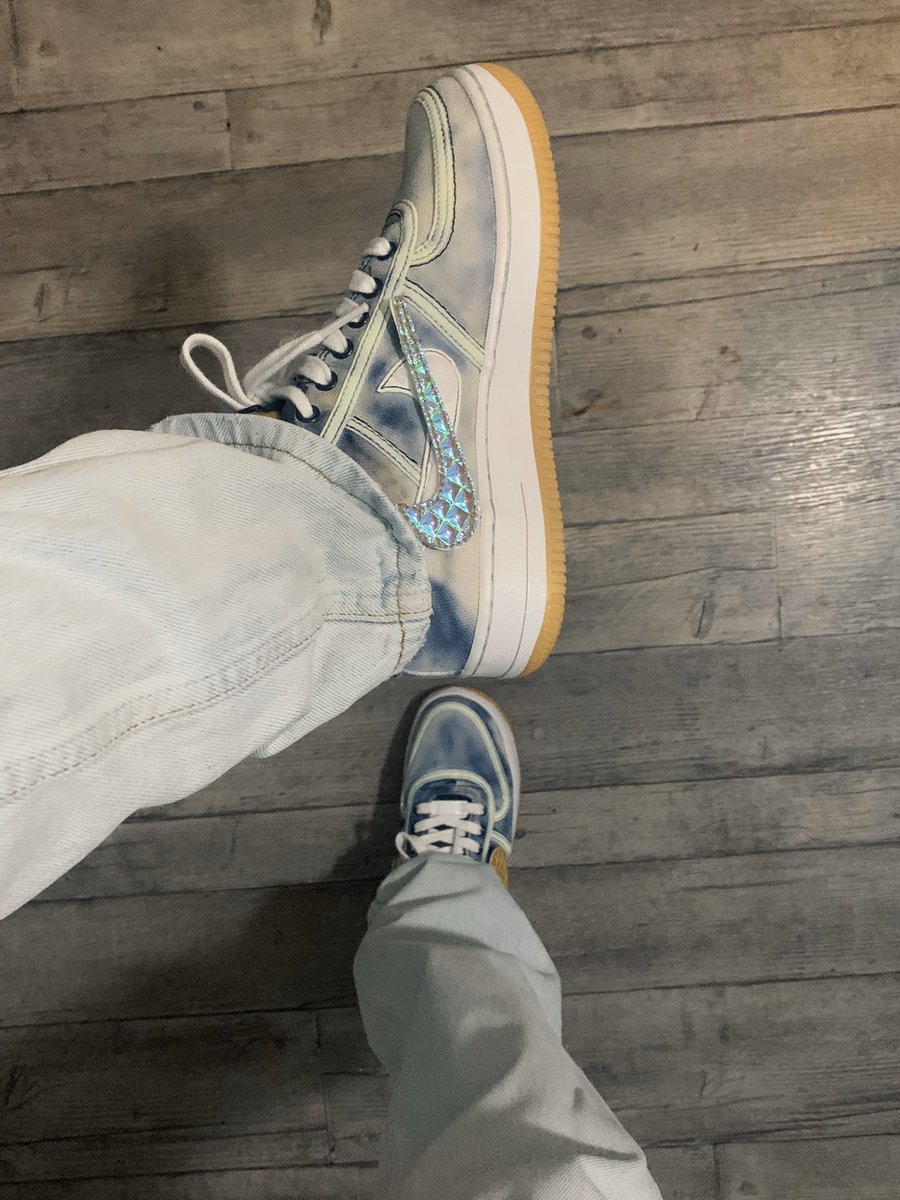 elizastreet_'s tweet photo. Airforce 1 custom 🤧 un moment que j’ai pas posté ici mais là 😍 j’ai mis le processus sur IG : elizastreet 🤍 https://t.co/nHbKNNenza