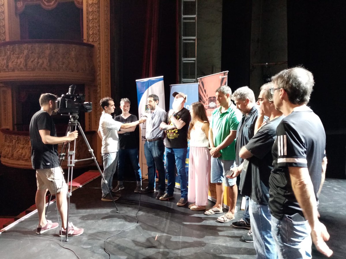 AGADU_UY's tweet photo. Lanzamiento #AutoresEnVivo - Paysandú
El lunes 3 de febrero se lanzó en #Paysandú el ciclo de @autoresenvivo que comienza el martes 4 y continúa el miércoles 5 de febrero en el Teatro Florencio Sánchez
Consultar la grilla completa https://t.co/zDHNCEyQsm https://t.co/zUcSGokTcj