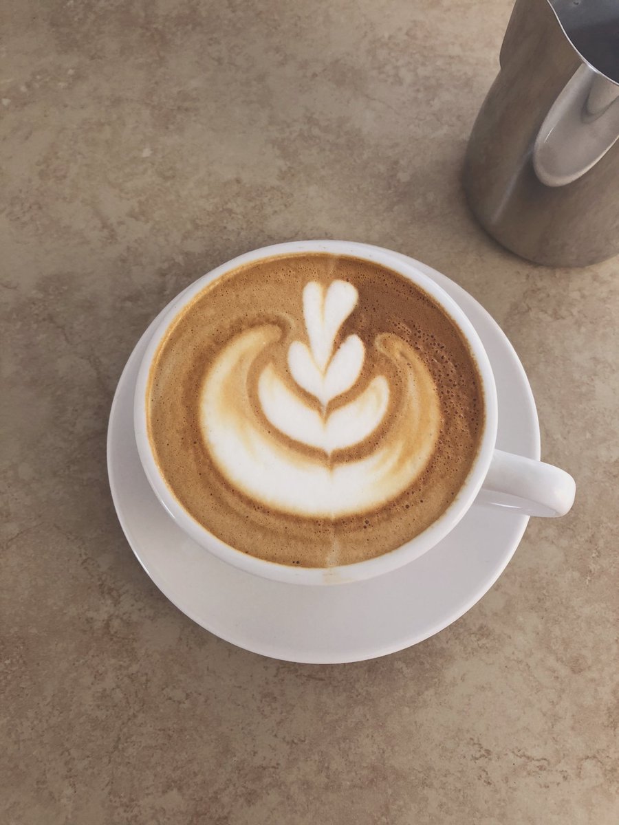 MGCoffee_mx's tweet photo. Momento de desayunar. Un café hecho por @gm_leugim #capuccino #CoffeeLover https://t.co/wrGG2UHMKK