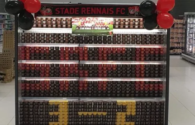Tout est prétexte à rester dans l'ambiance du Roazhon Parc au travail, surtout après la belle victoire du <a href="/staderennais/">Stade Rennais F.C.</a> face à <a href="/FCNantes/">FC Nantes</a> ce weekend ! Les salariés de cette grande surface ont fait preuve d'imagination pour féliciter les joueurs !🤣🔴⚫️

ouest-france.fr/sport/football…