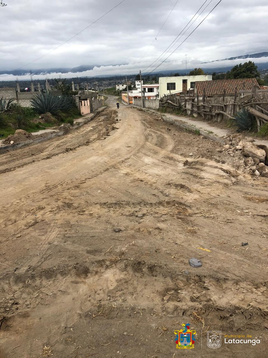 gadlatacunga's tweet photo. 🤳🏻 Atentos a los llamados de la ciudadanía, trabajamos inmediatamente en habilitar las vías de Isimbo, que son afectadas por las lluvias. 🌧🚧 https://t.co/FihVxaMp2h