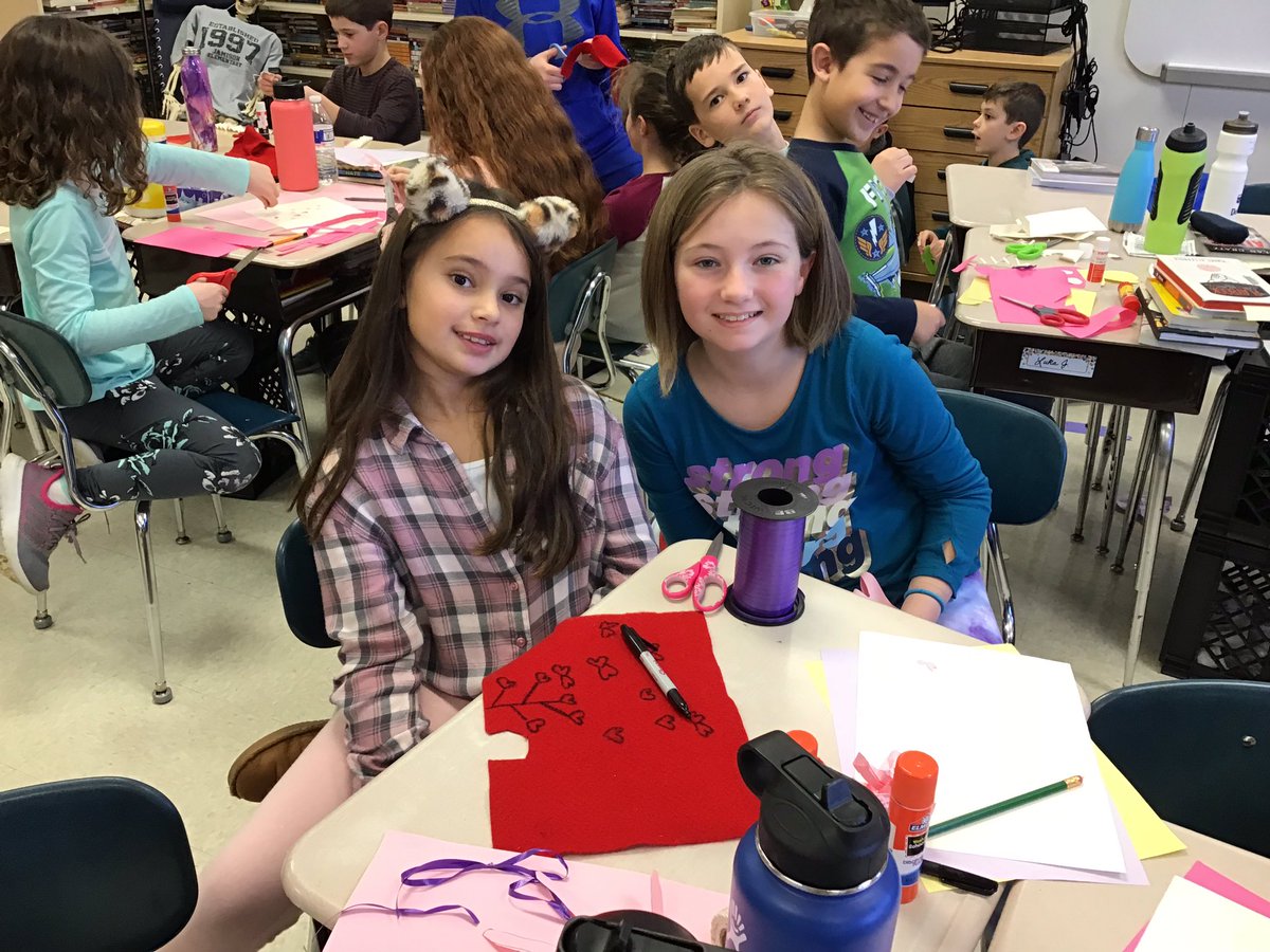 2nd and 6th grade buddies designing hearts for random acts of kindness @CBkbrazil