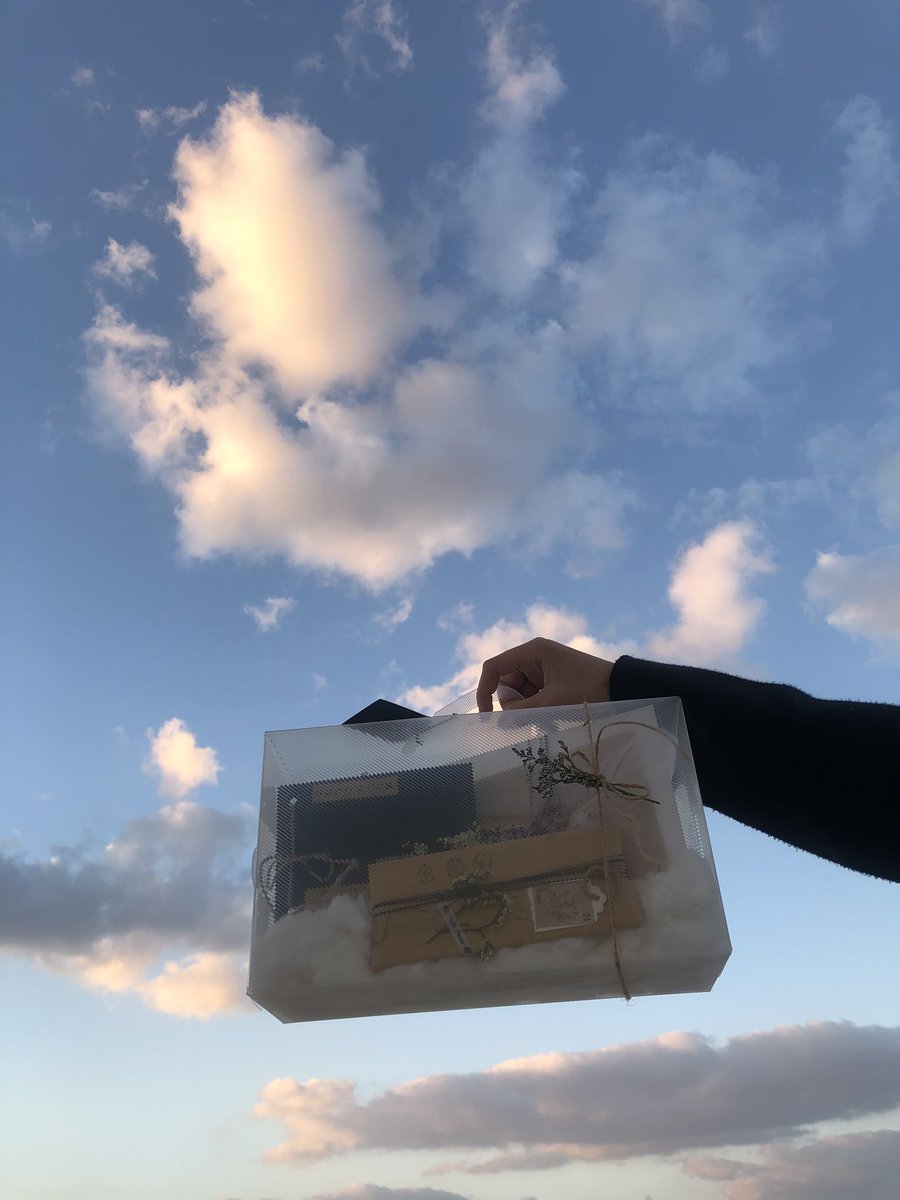 AdCloubox's tweet image. بوكس الغيوم الشفاف + اضاءه + مطويه سلسال + لوح شوكليت+ رساله ورقيه =195 درهم