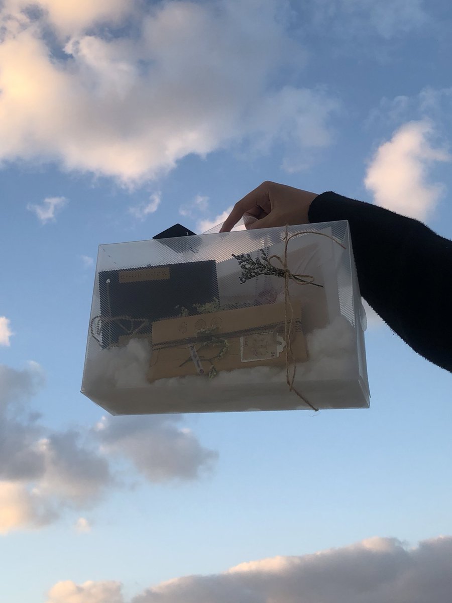 AdCloubox's tweet image. بوكس الغيوم الشفاف + اضاءه + مطويه سلسال + لوح شوكليت+ رساله ورقيه =195 درهم