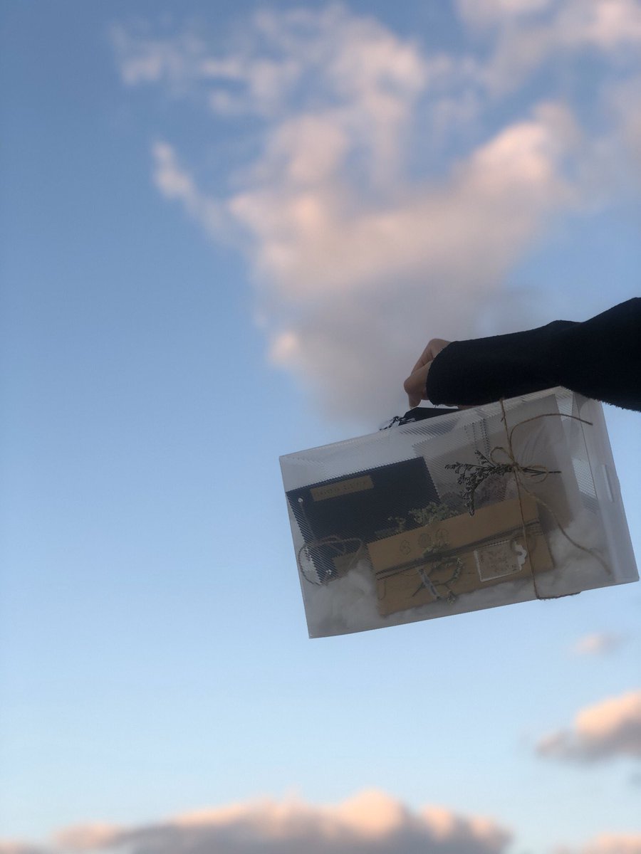 AdCloubox's tweet image. بوكس الغيوم الشفاف + اضاءه + مطويه سلسال + لوح شوكليت+ رساله ورقيه =195 درهم