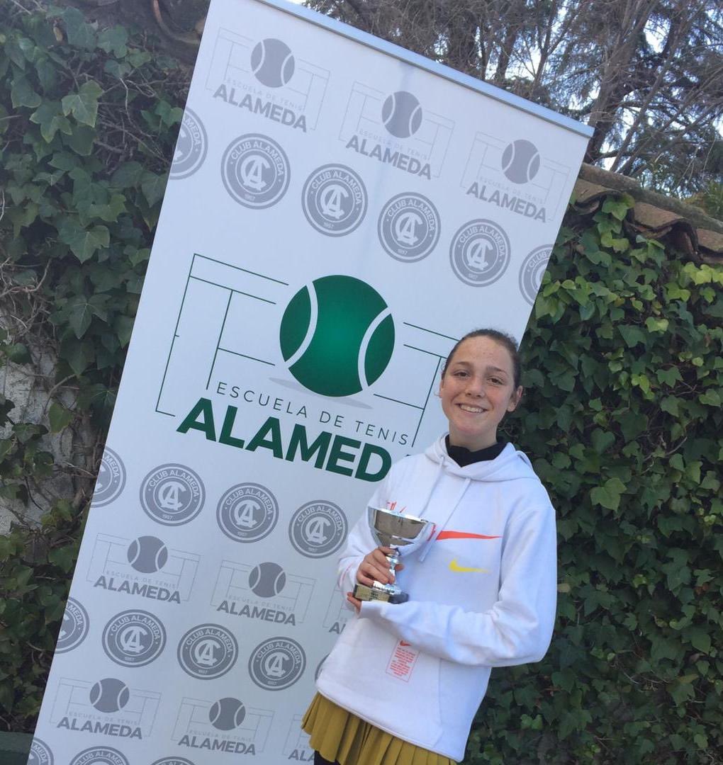 OcapaAlgete's tweet photo. Nuestro alumna de competeción Itziar Sánchez Rojas de la escuela de Algete se proclama campeona del torneo federado de tenis del club de tenis Alameda de Osuna. 
Enhorabuena CAMPEONA!!!!!
@Aytodealgete @fedetenismadrid https://t.co/Zl98JboBEK