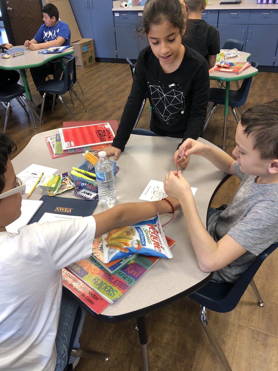 MrsGorskiD76's tweet image. Investigating what is needed to light a bulb. #d76diamonds #fossscience