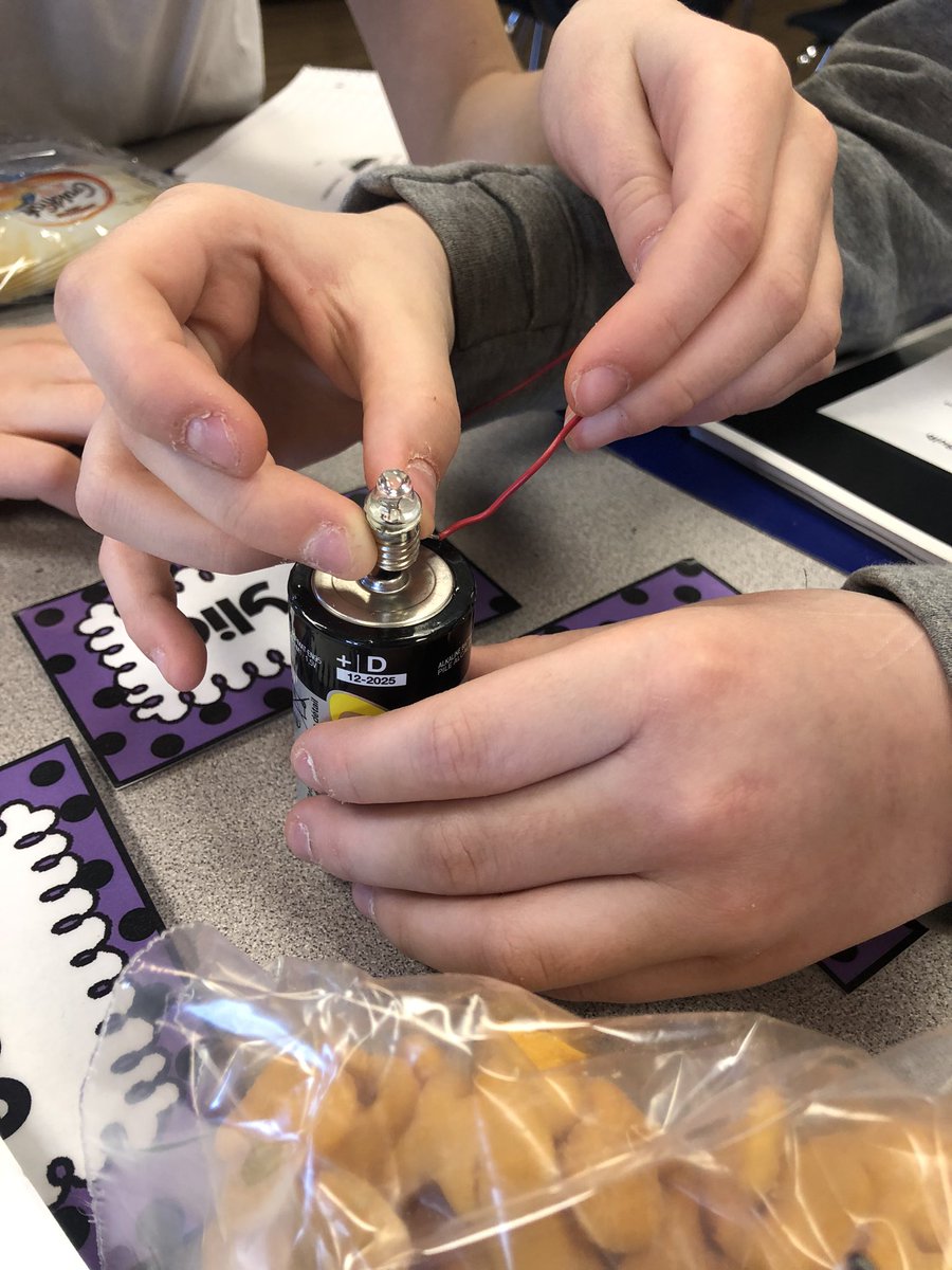 MrsGorskiD76's tweet image. Investigating what is needed to light a bulb. #d76diamonds #fossscience