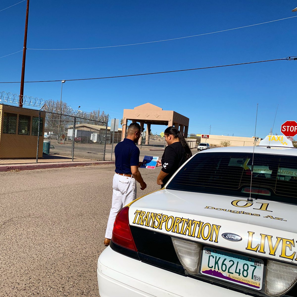 RobertYUribe's tweet photo. This weekend we were 🚪 to 🚪 #canvassing. Yo estoy 💯% comprometido con nuestra ciudad! There’s too much at stake. We have to Keep the Momentum! #VOTE #URiBE2020 #TeamUribe Agradecido con el apoyo del pueblo. Douglas, andamos con TODO! ⭕️-⭕️ https://t.co/ODAdxEtivI