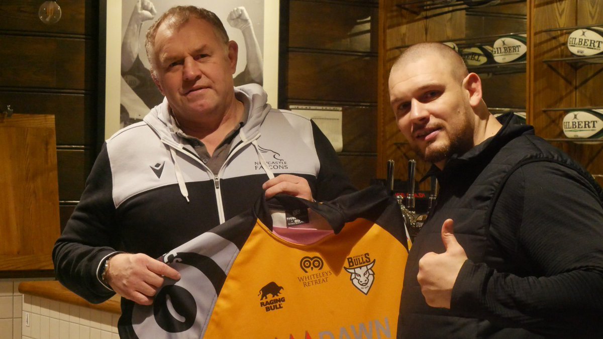 📸 After Saturday’s match with <a href="/FalconsRugby/">Falconsrugby</a> Gordy managed a chat with their Director of Rugby - <a href="/EnglandRugby/">England Rugby</a> and <a href="/lionsofficial/">British & Irish Lions</a> legend Dean Richards, telling him all about our <a href="/whiteleysayr/">Whiteleys Retreat 🦉</a> charity jersey’s! #backingthebulls