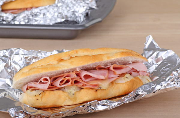 FattoAlimentare's tweet photo. Panino avvolto nell’alluminio: caso risolto. Il viceministro Sileri aggiusta il tiro e dice che non ci sono problemi #alluminio #moca @FoltranLuca #PierpaoloSileri #StriscialaNotizia #IlFattoQuotidiano #sicurezzaAlimentare https://t.co/u8Fb3ZMkxC https://t.co/dKglZEAwdP